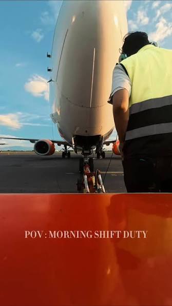 Suasana profesional di lingkungan kerja aviation dan transportasi